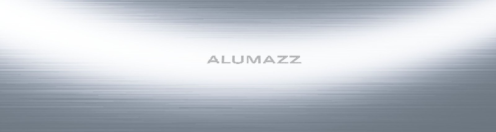 لقطة قريبة لسطح ألومنيوم مصقول عليه علامة ALUMAZZ بالحبر